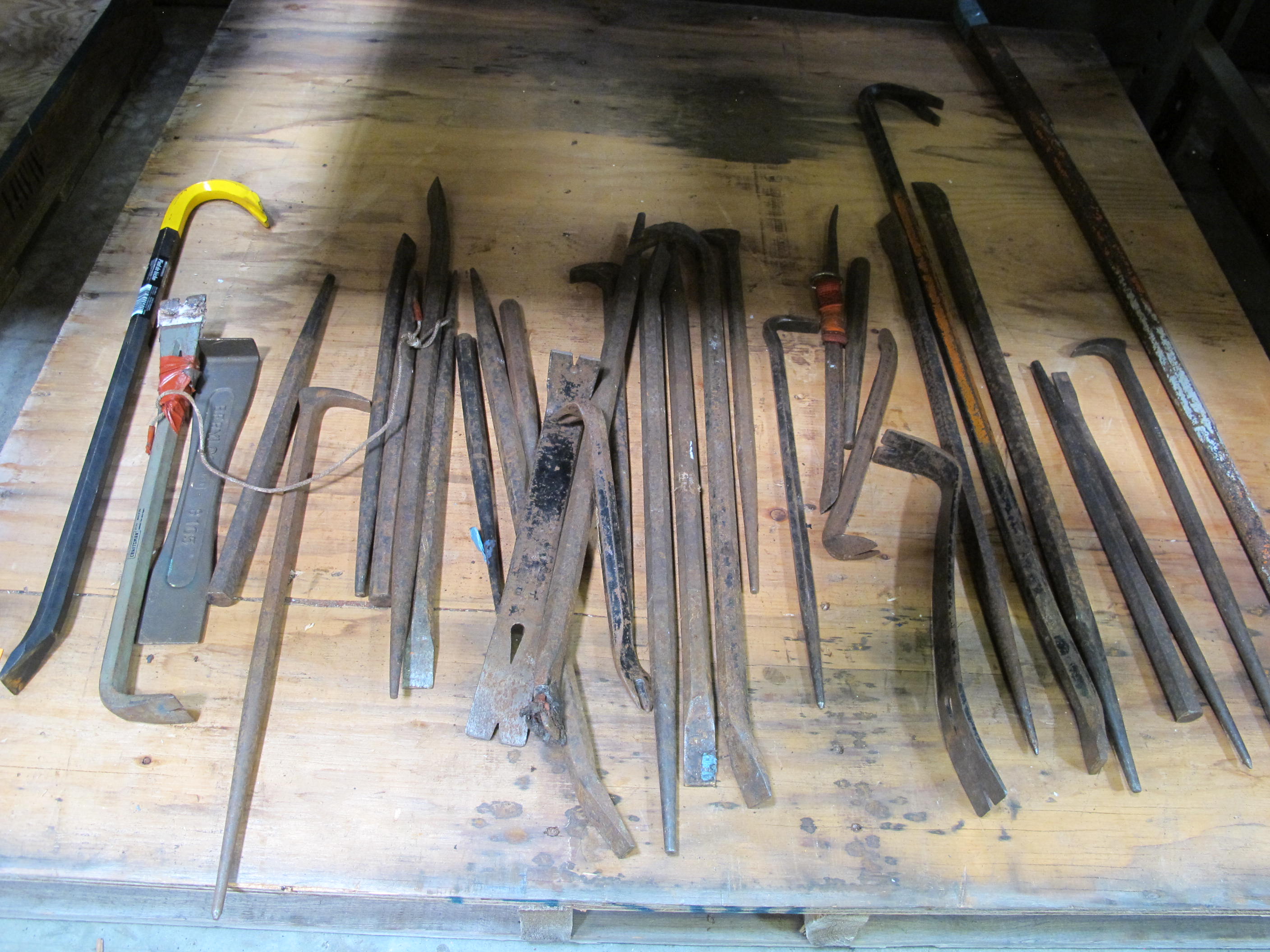 MISC. CROWBARS, PRYBARS, CATS PAWS. LOADING & HANDLING FEE $10-4020